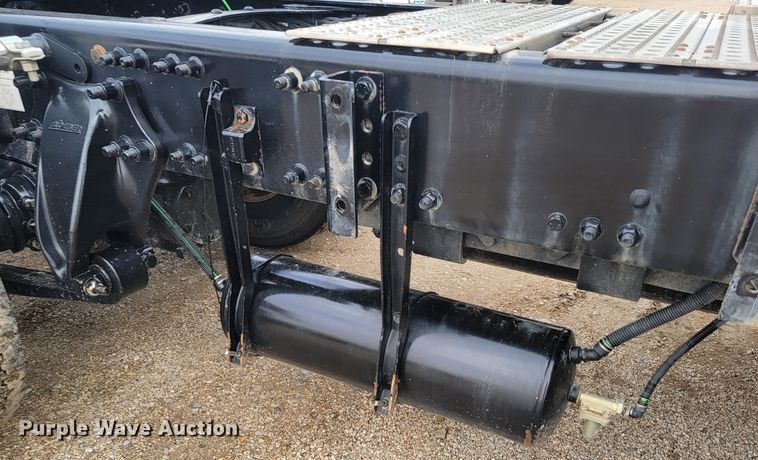 image for item LL9695 2013 Freightliner Cascadia semi truck