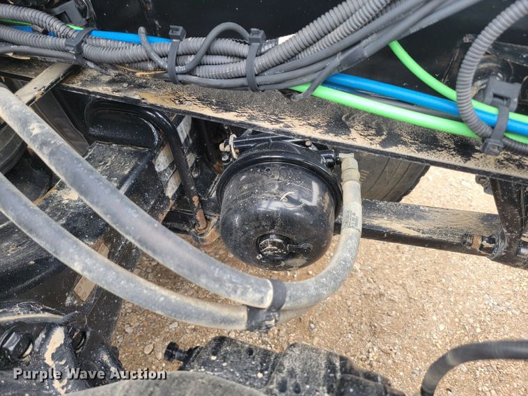 image for item LL9695 2013 Freightliner Cascadia semi truck