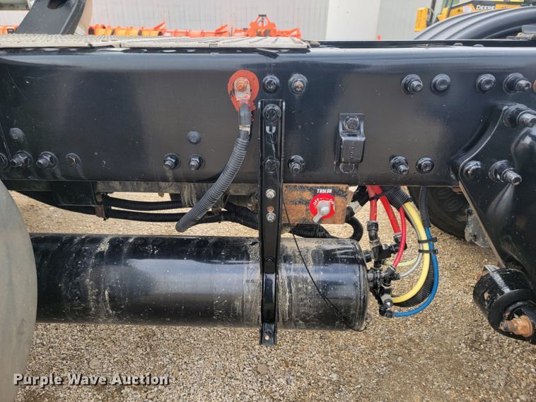 image for item LL9695 2013 Freightliner Cascadia semi truck