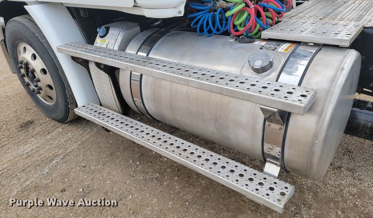 image for item LL9695 2013 Freightliner Cascadia semi truck