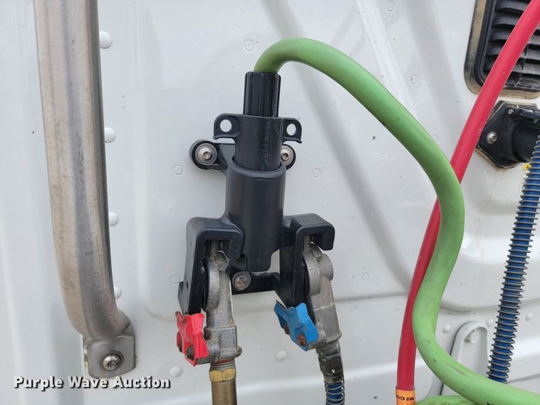 image for item LL9695 2013 Freightliner Cascadia semi truck