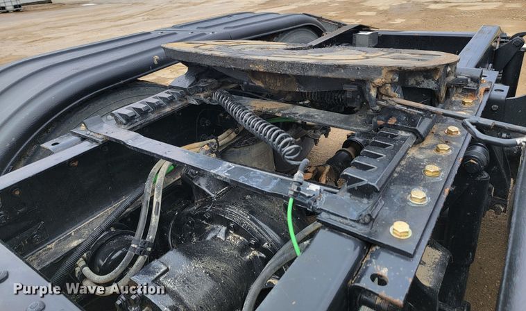 image for item LL9695 2013 Freightliner Cascadia semi truck