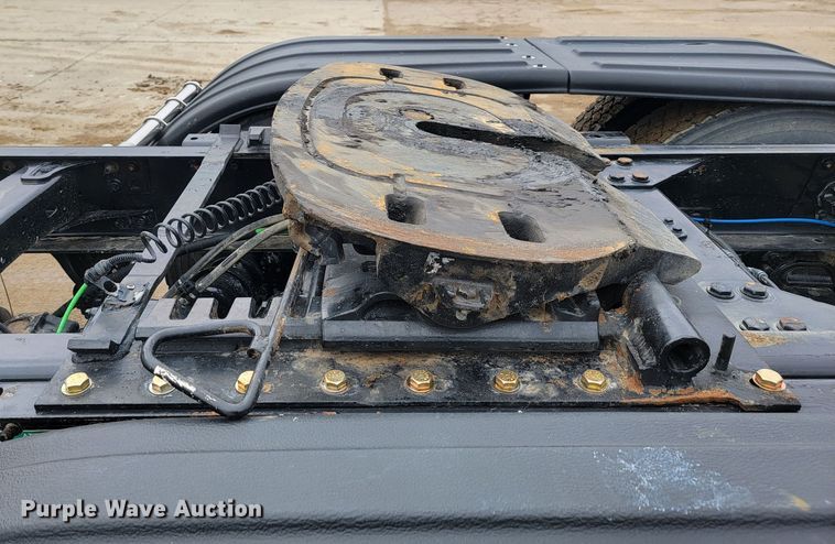 image for item LL9695 2013 Freightliner Cascadia semi truck