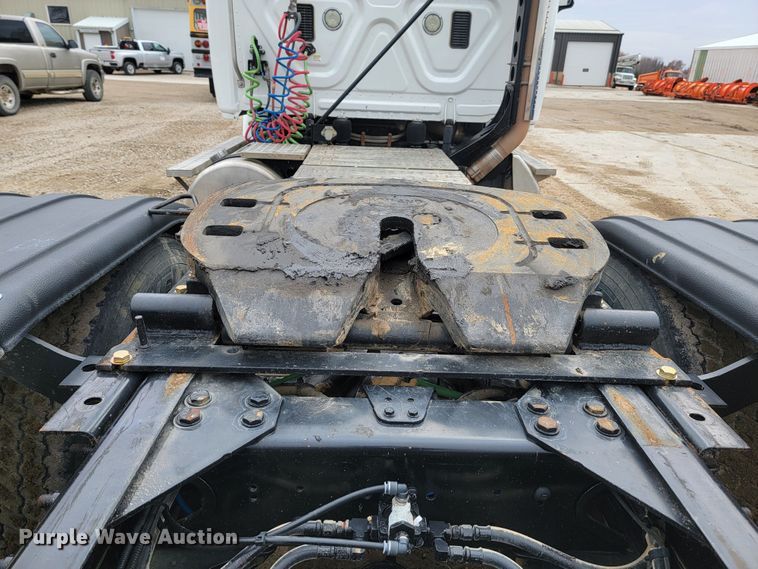 image for item LL9695 2013 Freightliner Cascadia semi truck