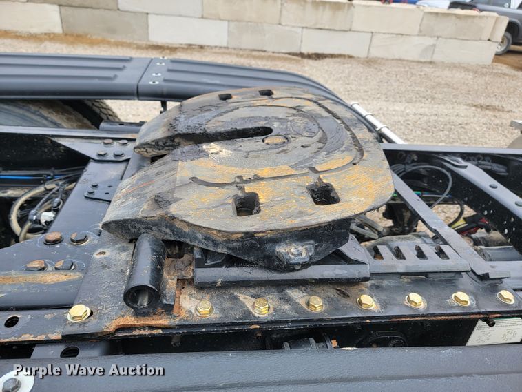 image for item LL9695 2013 Freightliner Cascadia semi truck