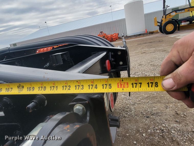 image for item LL9695 2013 Freightliner Cascadia semi truck