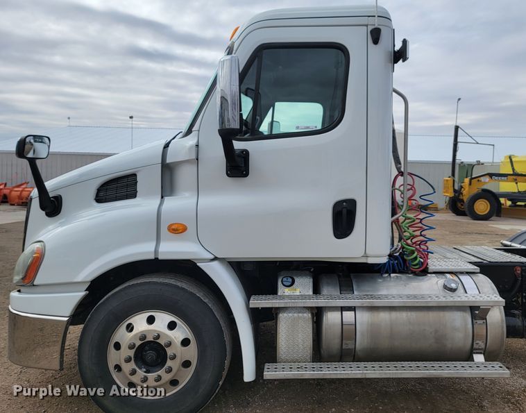 image for item LL9695 2013 Freightliner Cascadia semi truck