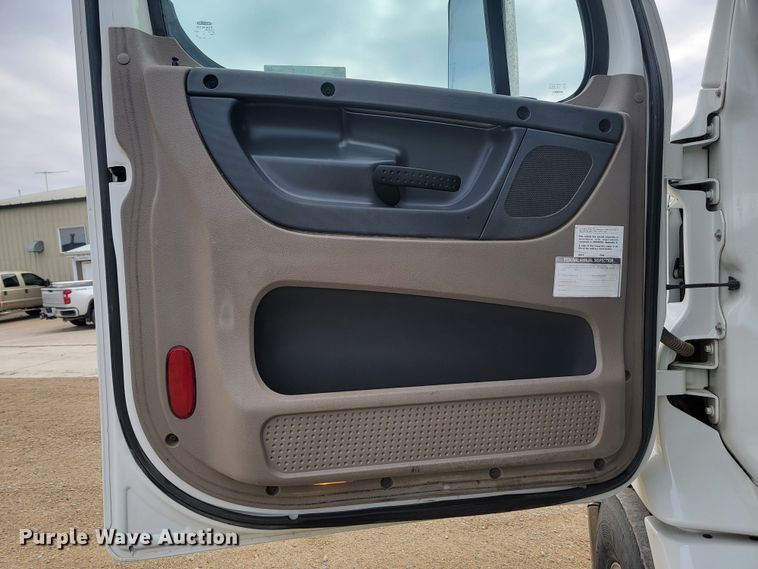 image for item LL9695 2013 Freightliner Cascadia semi truck