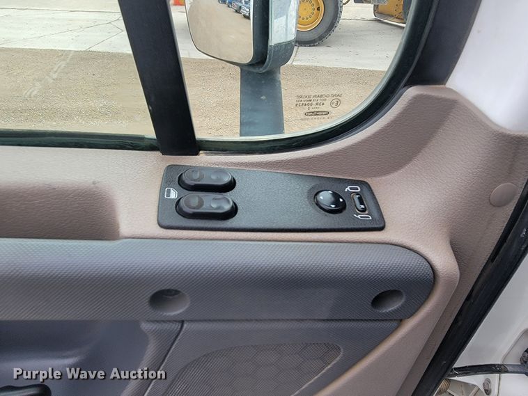 image for item LL9695 2013 Freightliner Cascadia semi truck