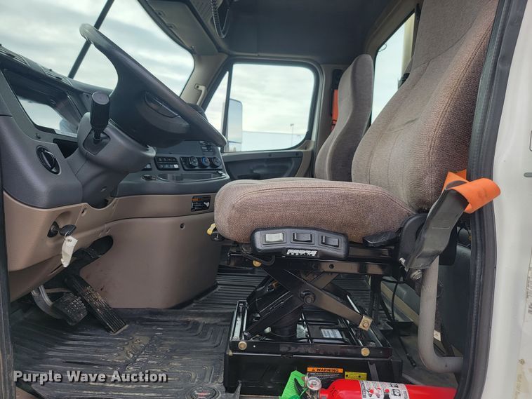 image for item LL9695 2013 Freightliner Cascadia semi truck