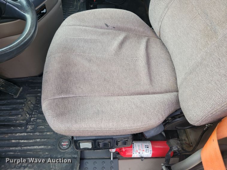 image for item LL9695 2013 Freightliner Cascadia semi truck