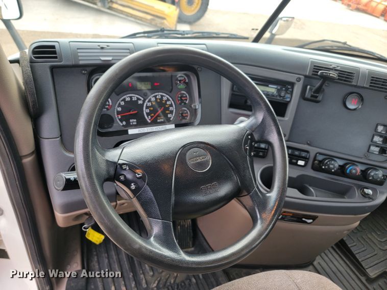 image for item LL9695 2013 Freightliner Cascadia semi truck