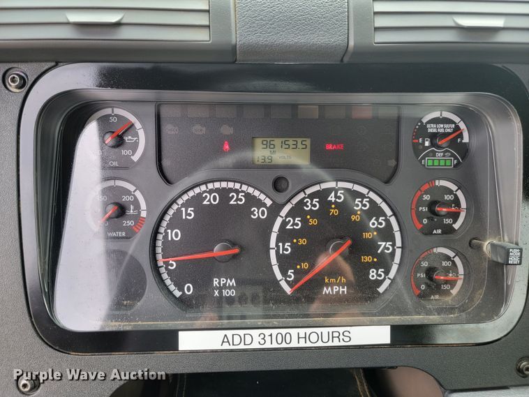 image for item LL9695 2013 Freightliner Cascadia semi truck