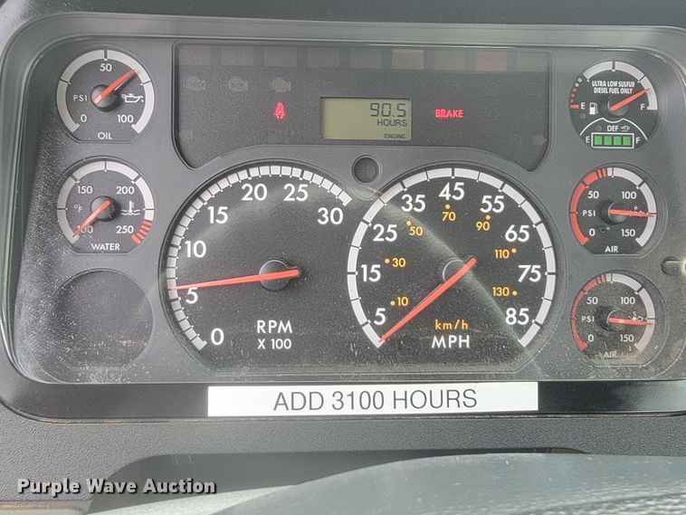 image for item LL9695 2013 Freightliner Cascadia semi truck