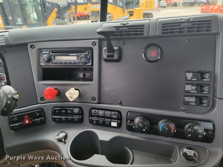 image for item LL9695 2013 Freightliner Cascadia semi truck