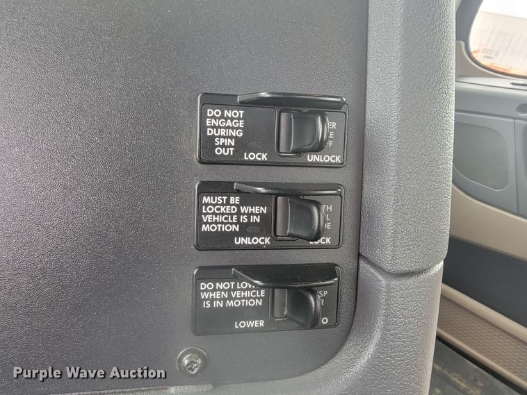 image for item LL9695 2013 Freightliner Cascadia semi truck