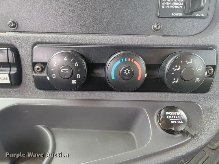 image for item LL9695 2013 Freightliner Cascadia semi truck