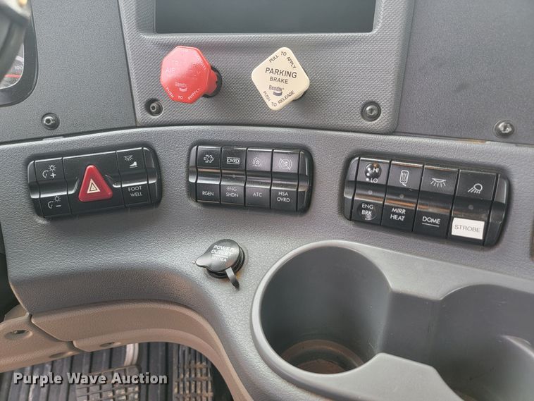 image for item LL9695 2013 Freightliner Cascadia semi truck