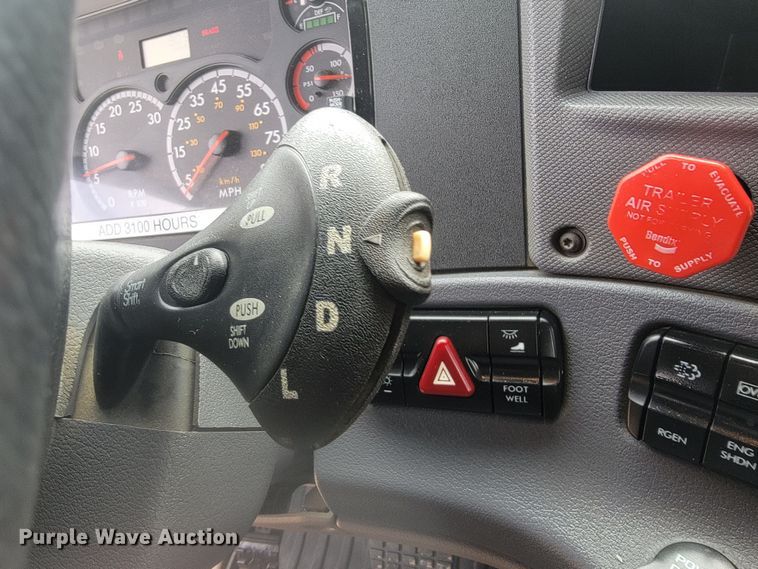 image for item LL9695 2013 Freightliner Cascadia semi truck