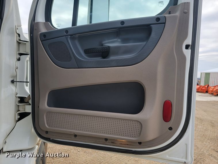 image for item LL9695 2013 Freightliner Cascadia semi truck