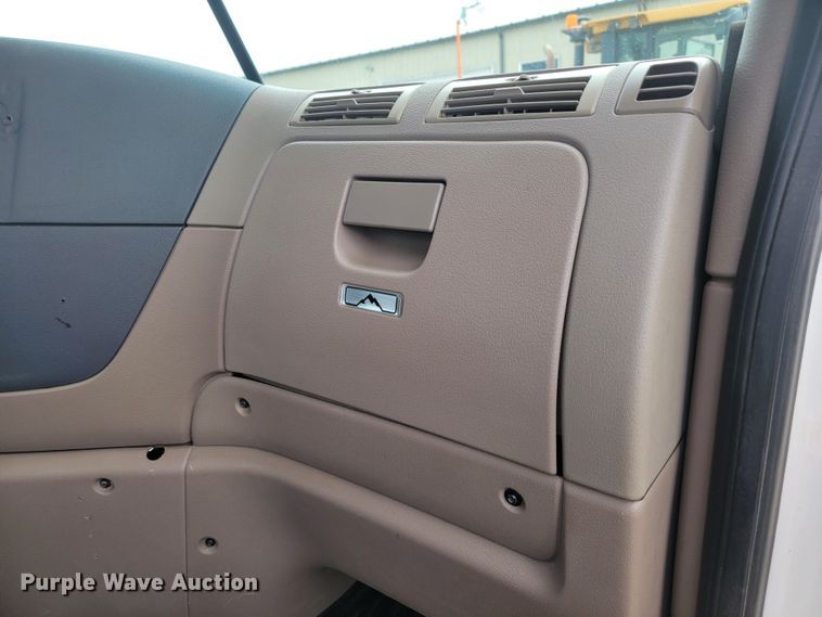 image for item LL9695 2013 Freightliner Cascadia semi truck