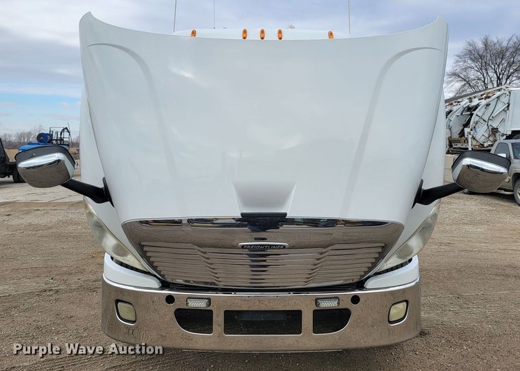 image for item LL9695 2013 Freightliner Cascadia semi truck