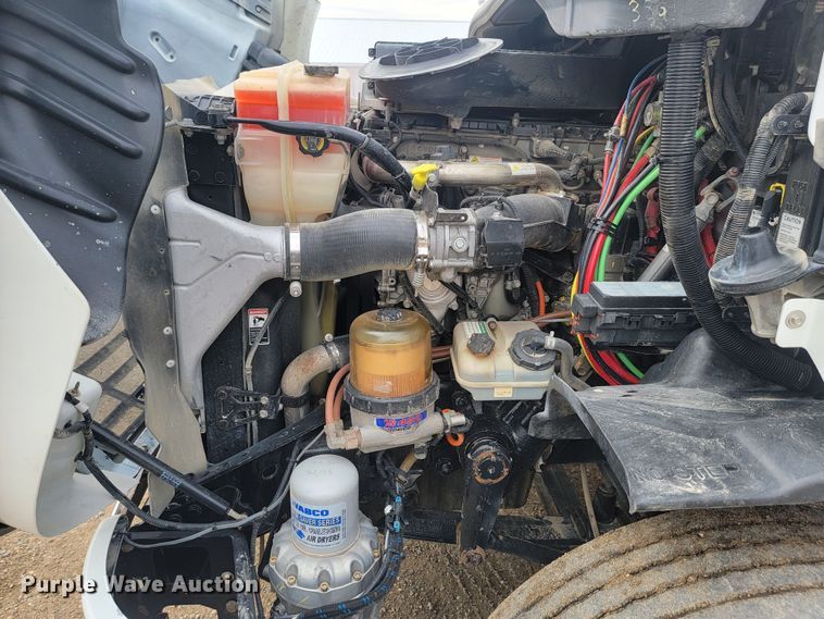 image for item LL9695 2013 Freightliner Cascadia semi truck