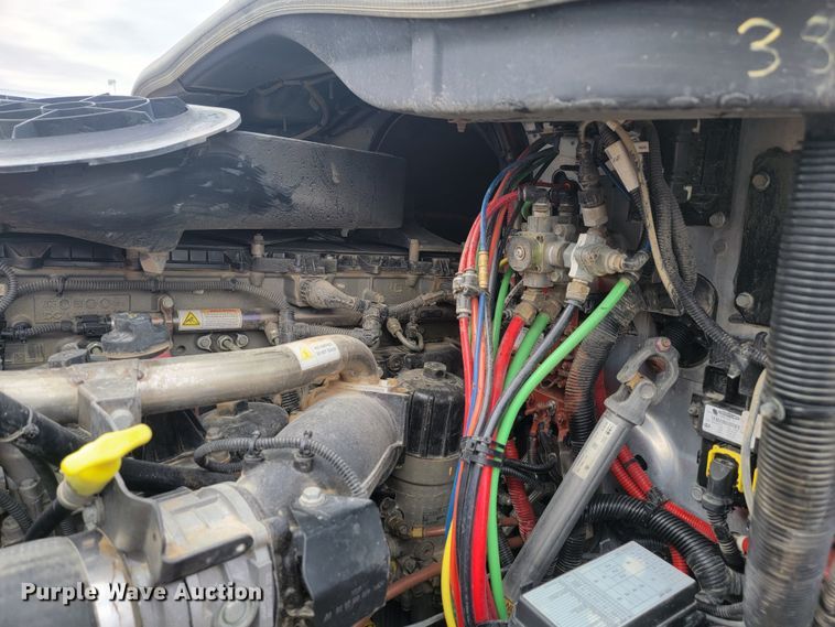 image for item LL9695 2013 Freightliner Cascadia semi truck