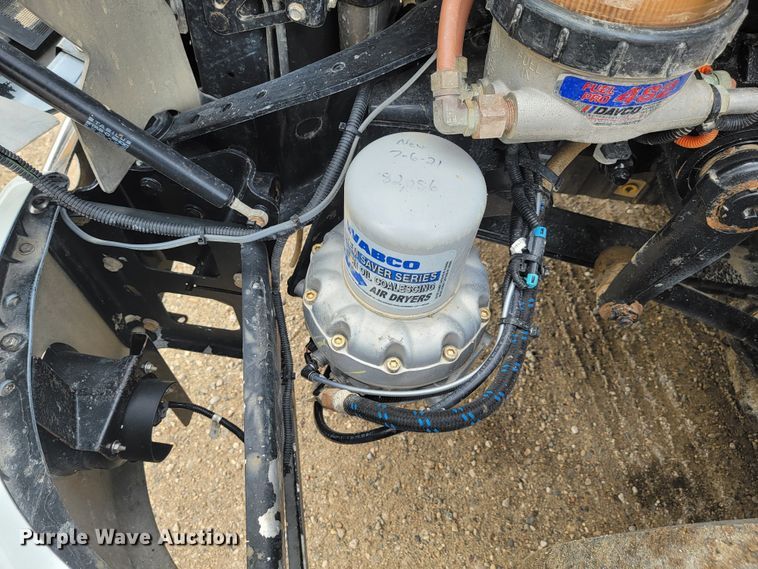 image for item LL9695 2013 Freightliner Cascadia semi truck