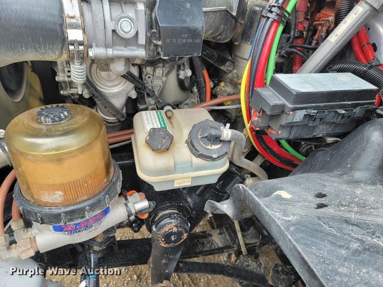 image for item LL9695 2013 Freightliner Cascadia semi truck