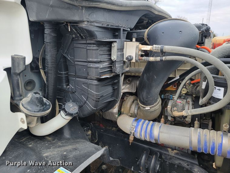 image for item LL9695 2013 Freightliner Cascadia semi truck