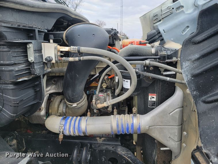 image for item LL9695 2013 Freightliner Cascadia semi truck