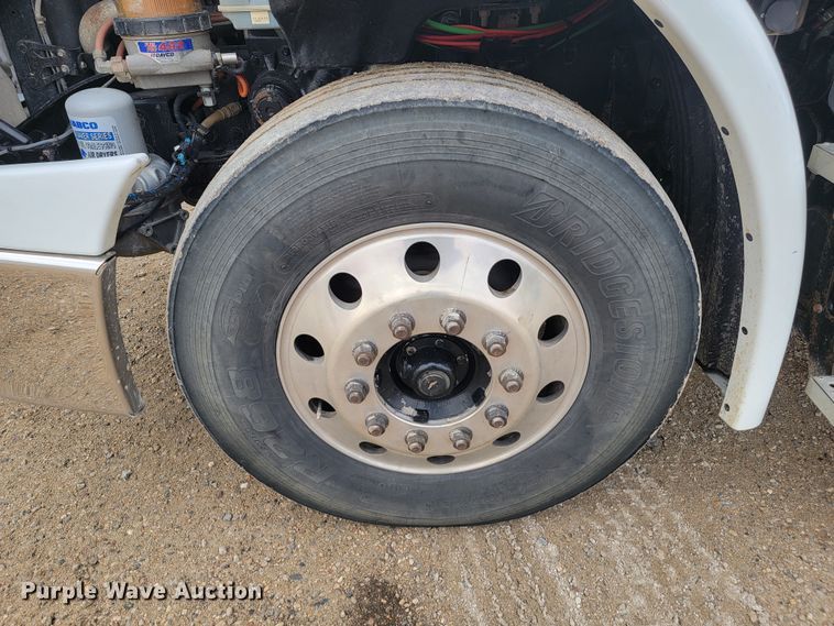 image for item LL9695 2013 Freightliner Cascadia semi truck