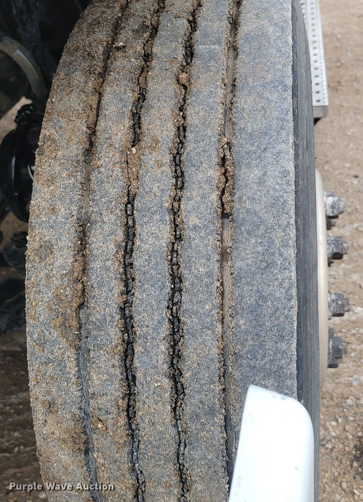 image for item LL9695 2013 Freightliner Cascadia semi truck