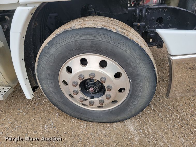 image for item LL9695 2013 Freightliner Cascadia semi truck