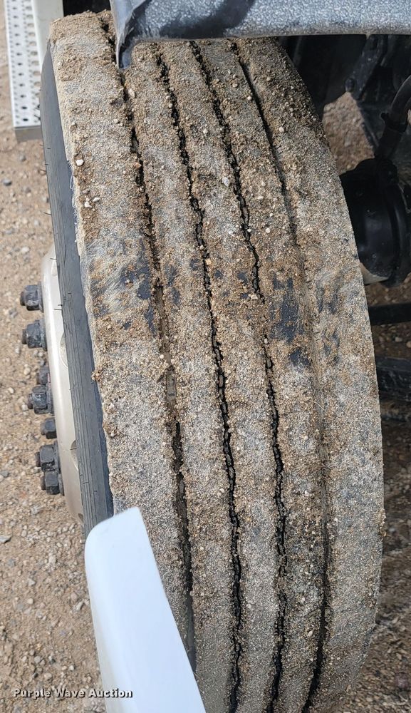 image for item LL9695 2013 Freightliner Cascadia semi truck