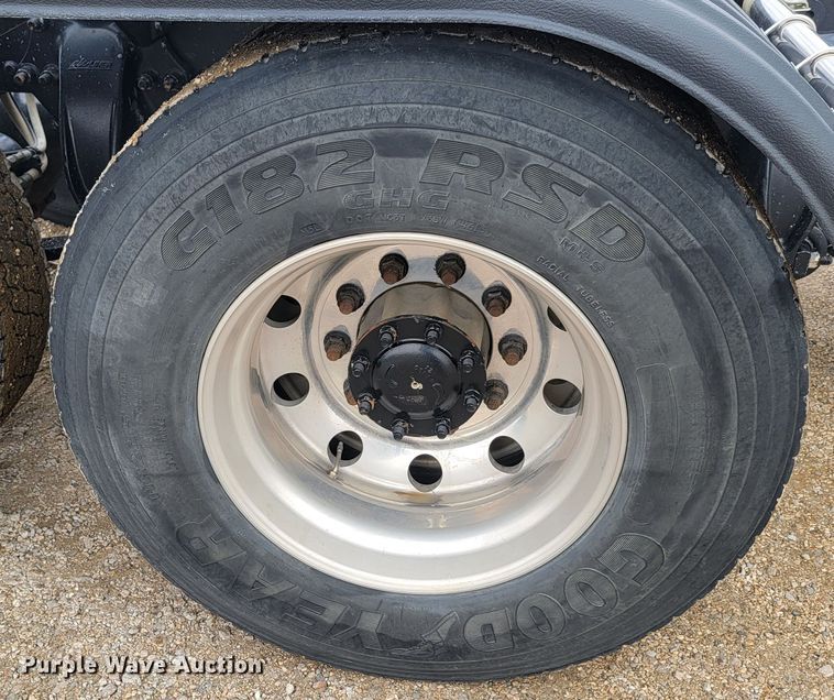 image for item LL9695 2013 Freightliner Cascadia semi truck