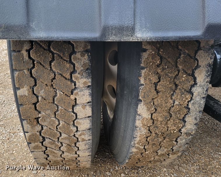 image for item LL9695 2013 Freightliner Cascadia semi truck