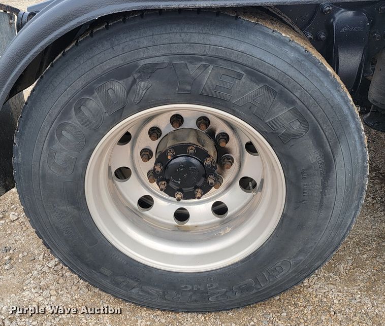 image for item LL9695 2013 Freightliner Cascadia semi truck