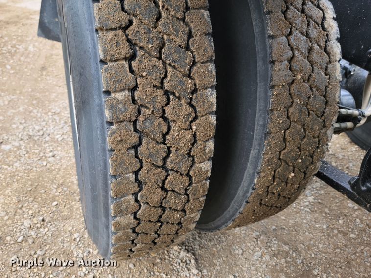 image for item LL9695 2013 Freightliner Cascadia semi truck