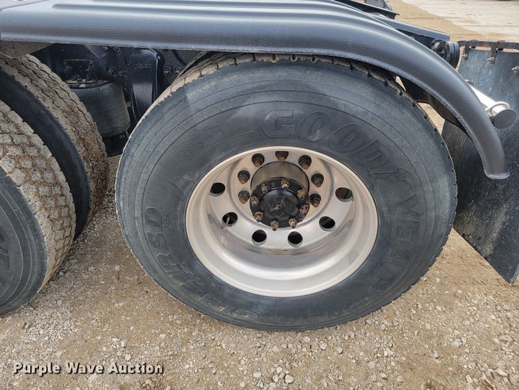 image for item LL9695 2013 Freightliner Cascadia semi truck