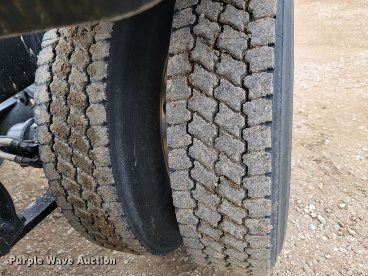 image for item LL9695 2013 Freightliner Cascadia semi truck