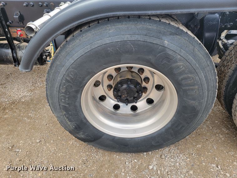 image for item LL9695 2013 Freightliner Cascadia semi truck