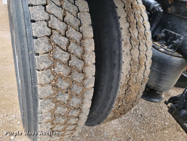 image for item LL9695 2013 Freightliner Cascadia semi truck