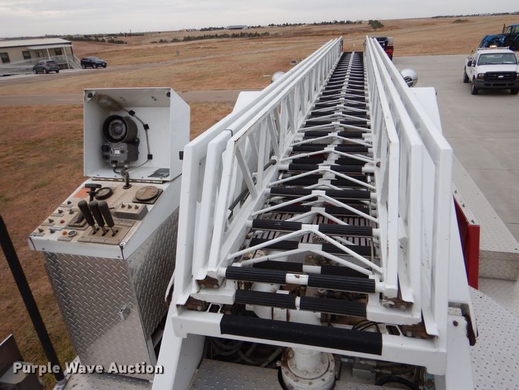 image for item LU9746 1994 International 4900  ladder fire truck