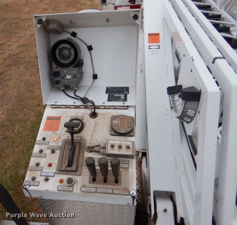 image for item LU9746 1994 International 4900  ladder fire truck