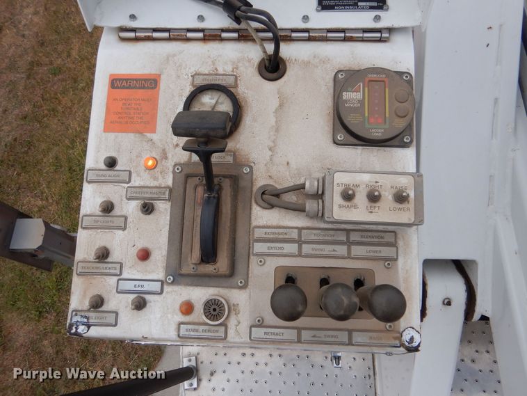 image for item LU9746 1994 International 4900  ladder fire truck