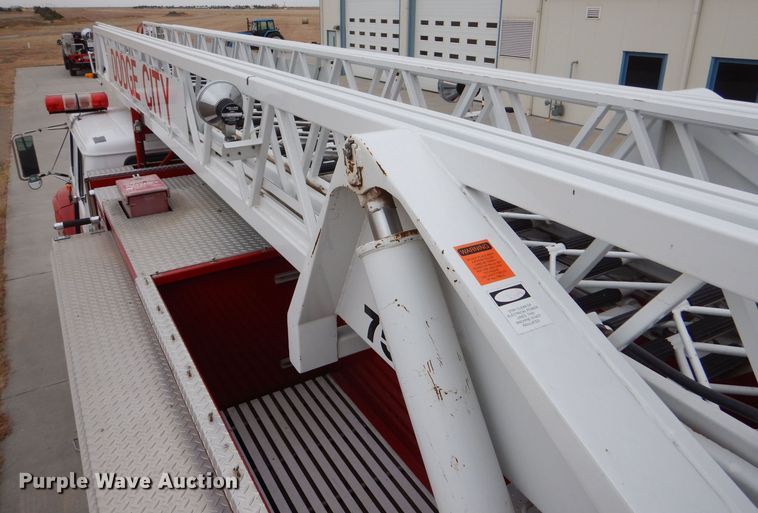 image for item LU9746 1994 International 4900  ladder fire truck