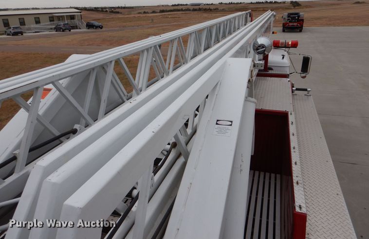 image for item LU9746 1994 International 4900  ladder fire truck