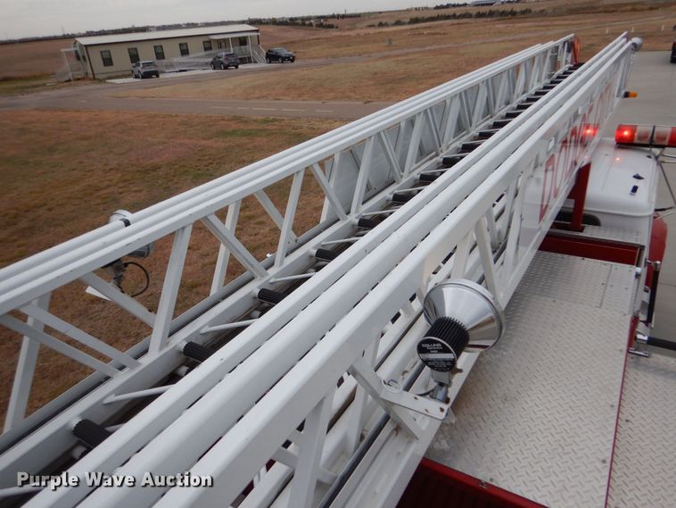 image for item LU9746 1994 International 4900  ladder fire truck